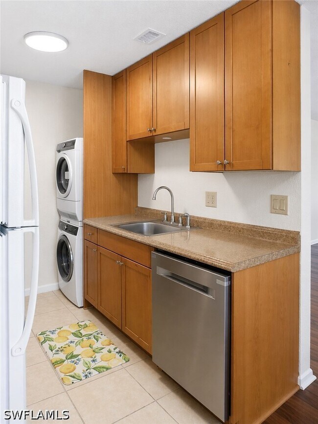 Building Photo - 4615 Bayshore Dr