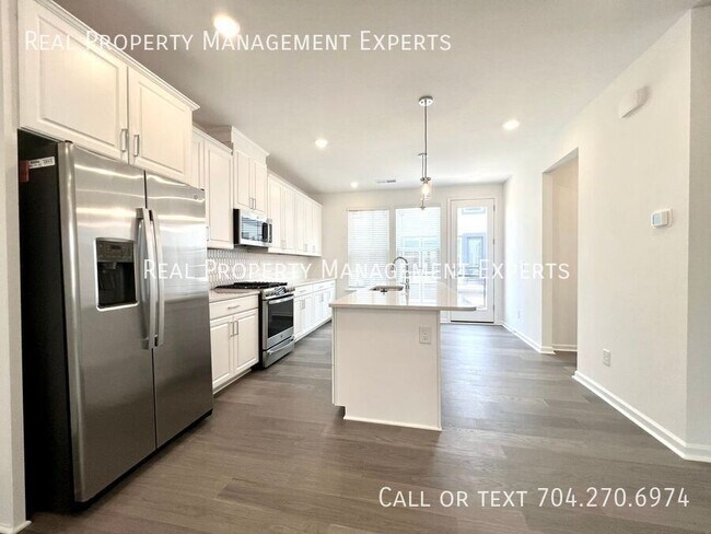 Building Photo - 211 Tamala St