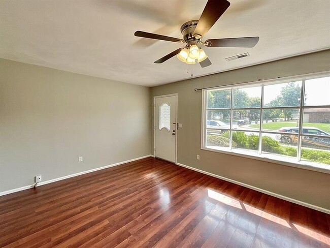 Building Photo - 932 Maces Grove
