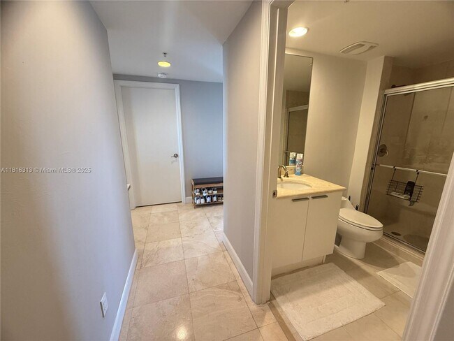 Foto del edificio - 15051 Royal Oaks Ln