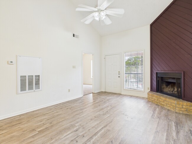 Foto del edificio - 1802 Woodsman Dr