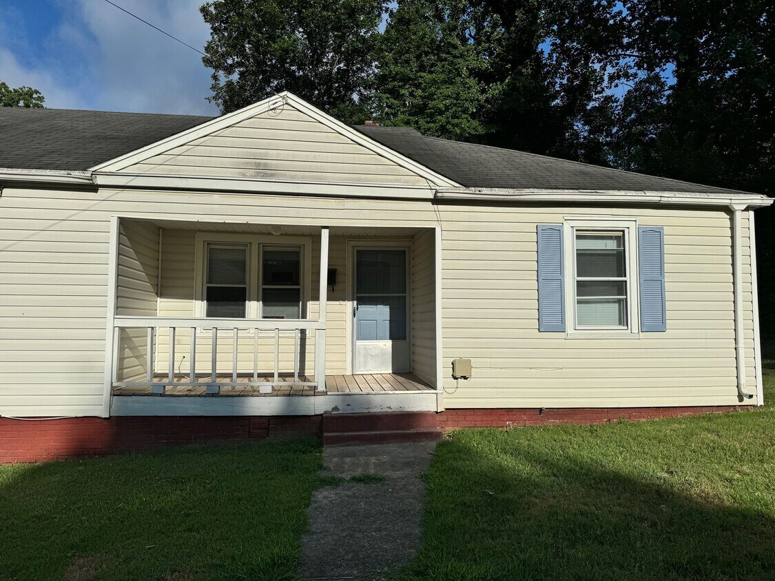 Primary Photo - Charming 2BR/1BA Duplex at 2500 Stokes Ave...