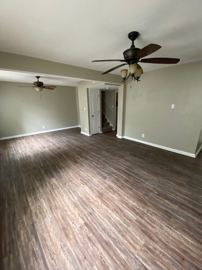 Building Photo - $300 OFF FIRST MONTHS RENT!