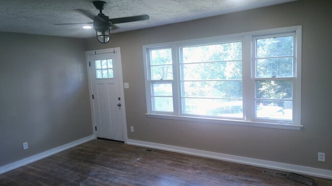 Building Photo - 2626 Vucrest Ave