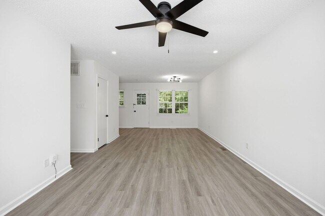Foto del edificio - Fully Renovated 3 Bed / 2 Bath Ranch Near Downtown Raleigh & the Greenway!