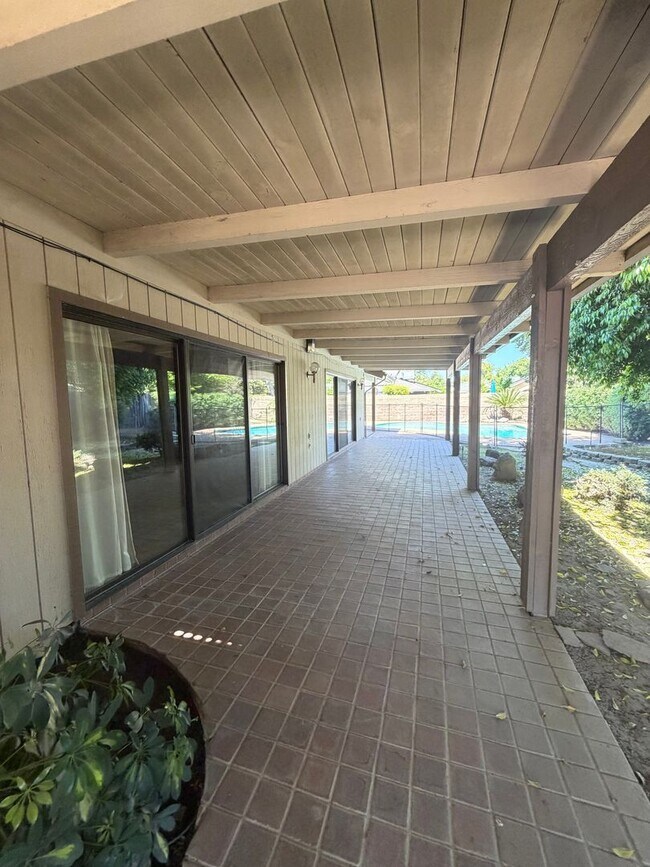 Building Photo - Great home with a pool for rent in Tulare!