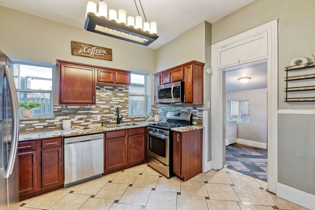 Building Photo - Updated Historic 5BR Near Downtown Denver & Light Rail! June Move-in Special!