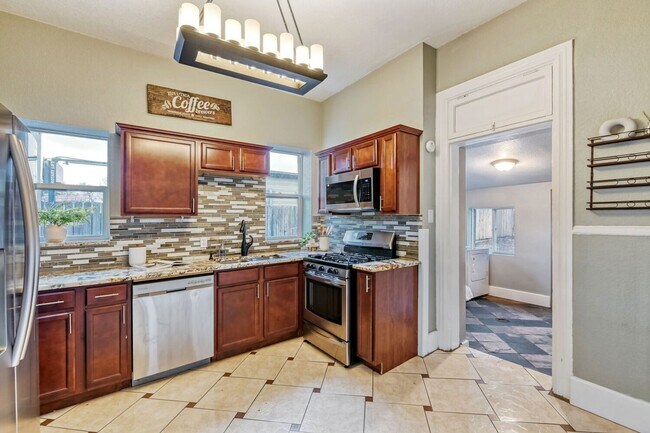 Foto del edificio - Updated Historic 5BR Near Downtown Denver & Light Rail! June Move-in Special!