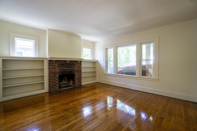 Building Photo - 8/1/26 Spacious First Floor Apartment Clos...