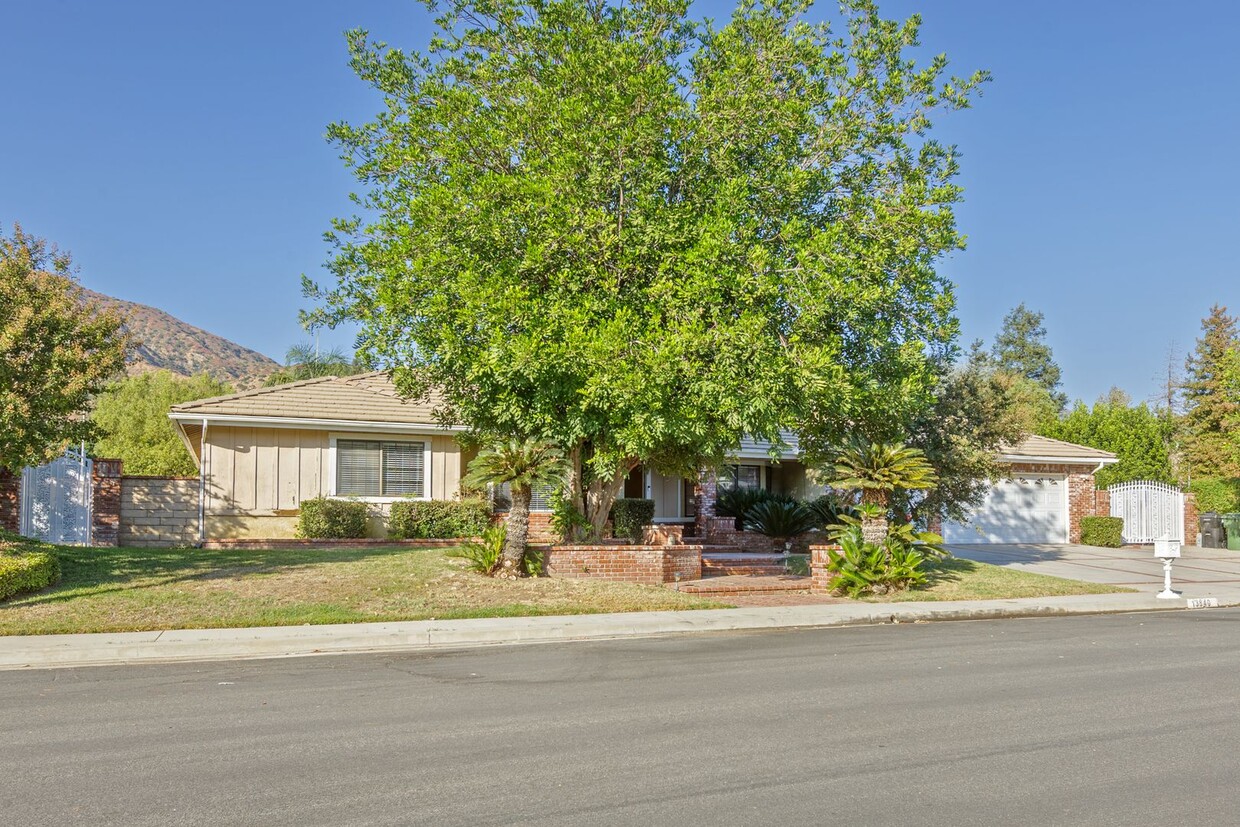 Foto principal - Beautifully Updated 4-Bedroom Ranch-Style ...