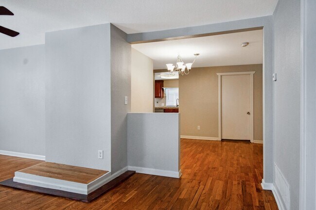 Building Photo - Great 3BD, 2BA Home in Englewood, Near Sho...