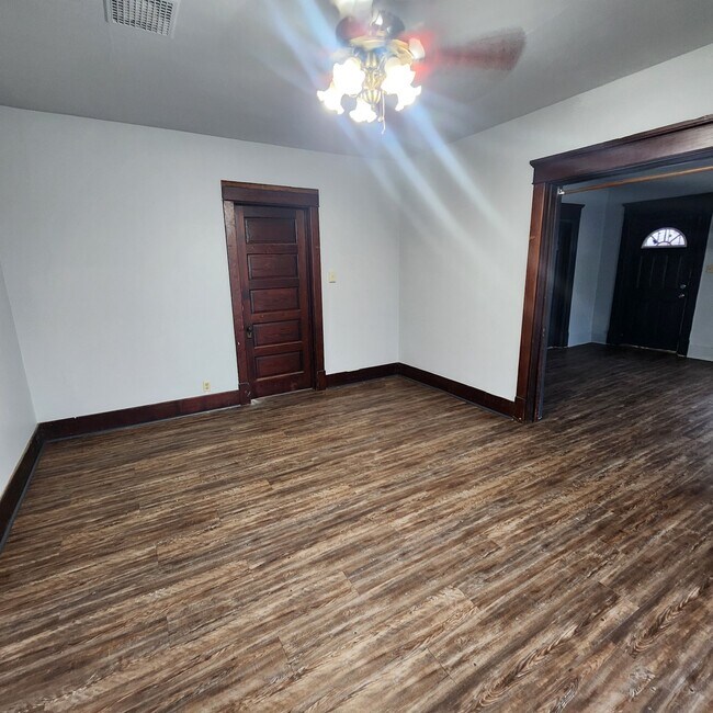 Foto del edificio - 1425 E Fairchild St