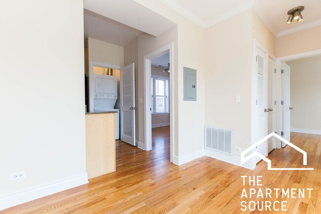 Photo - 1214 W Waveland Ave Apartment