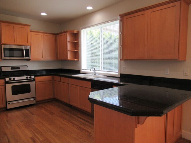 Foto del edificio - Three bedroom+den, 2.5 bath home on corner...