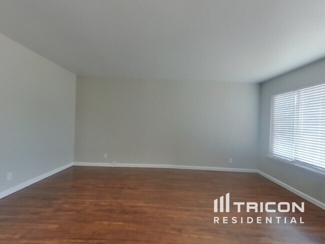 Foto del edificio - 4332 Delta Fair Blvd