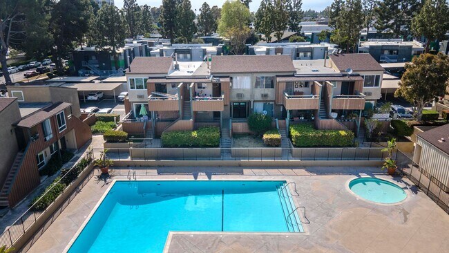 Foto del edificio - Welcome to Your Updated Home in the Heart of South Coast Metro!