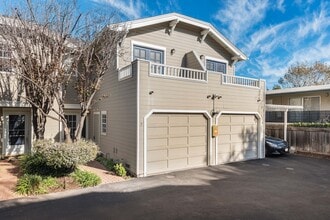 Building Photo - 2110 De La Vina St