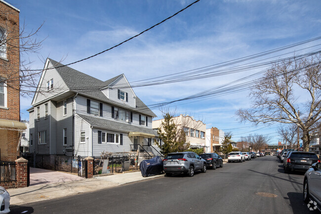 Building Photo - 38 Bay 35th St