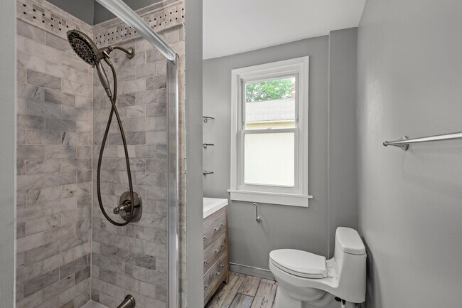 Building Photo - APPLY NOW! Charming two-bedroom home in Ca...