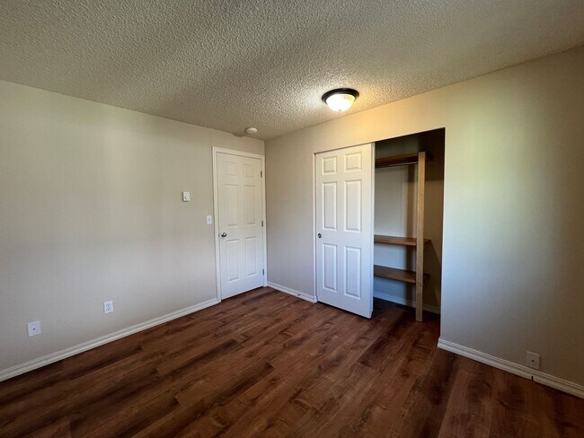 Foto del edificio - Roomy Top Floor Condo - Avail Now!