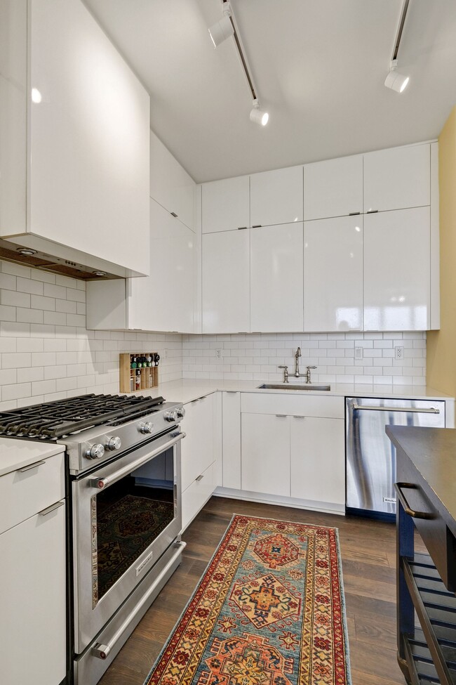 Building Photo - 1380 Quincy St NW