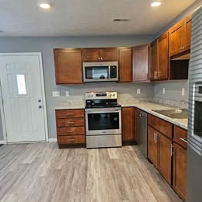 Foto del edificio - 3-bedroom, 2-bathroom, 1 car garage apartment