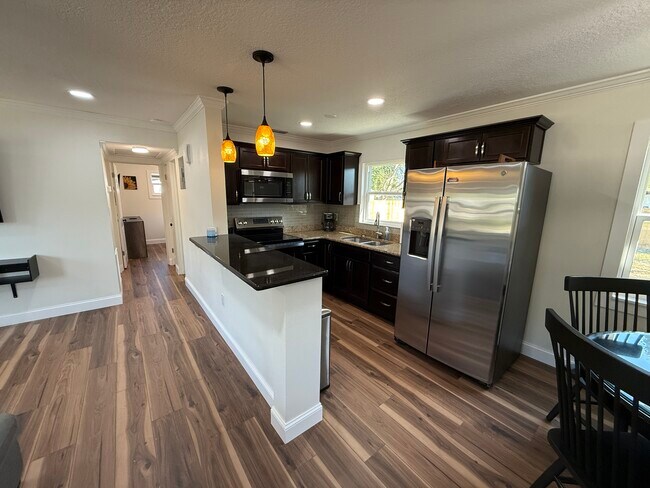 Building Photo - 709 Suzette Dr