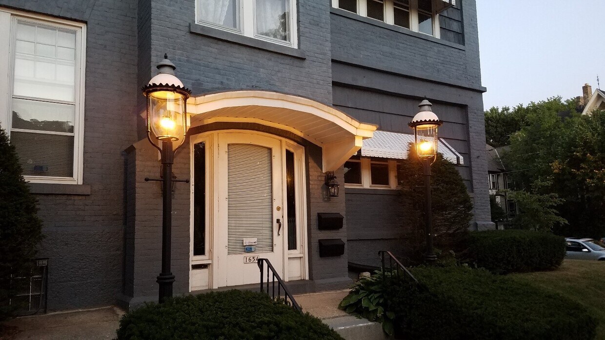 1654 N Astor St Unit Lower, Milwaukee, WI 53202 Apartments in