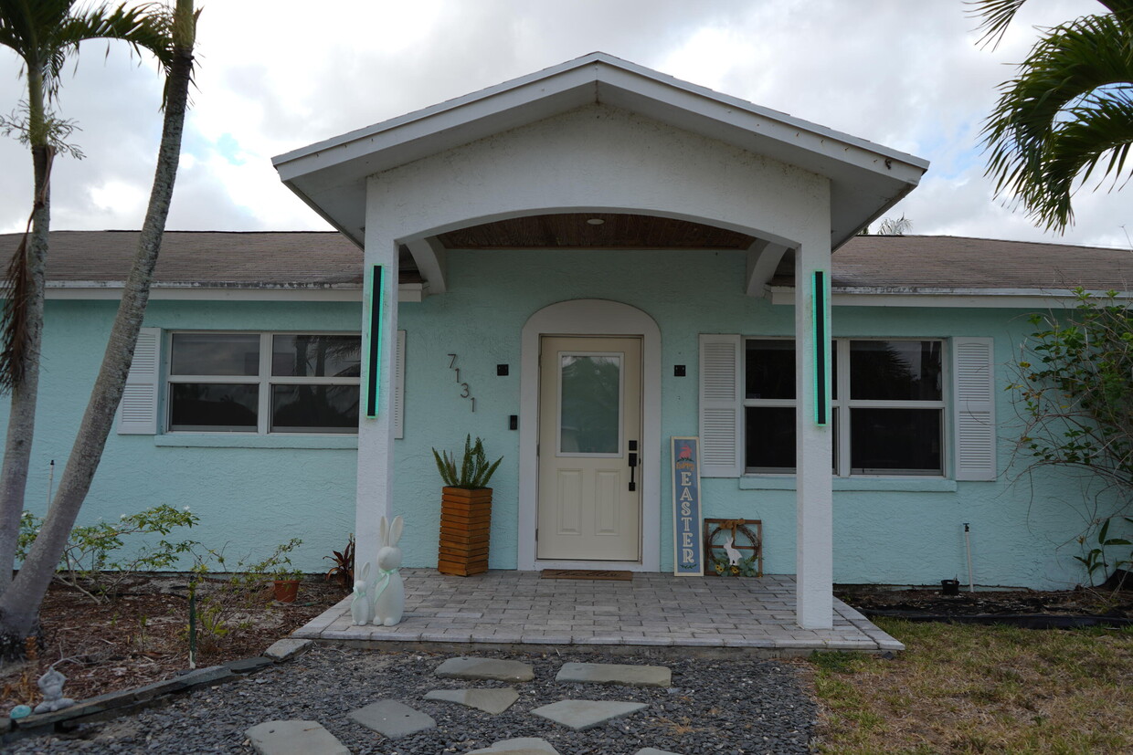 Primary Photo - 7131 Oakmont Dr