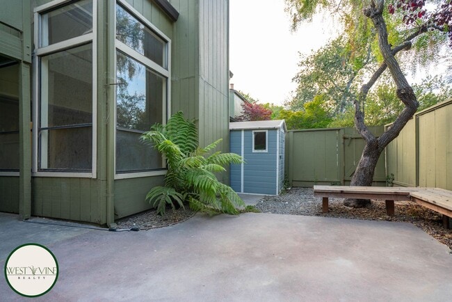 Building Photo - Remodeled 3 Bedroom Townhouse | Private Patio | Washer/Dryer