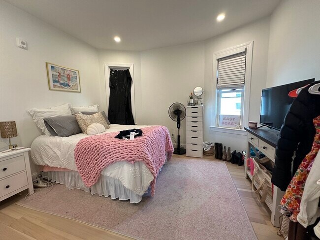 Foto del edificio - 633 E 8th St