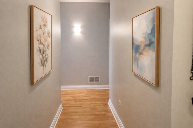 Foto del edificio - 565 W Quincy St