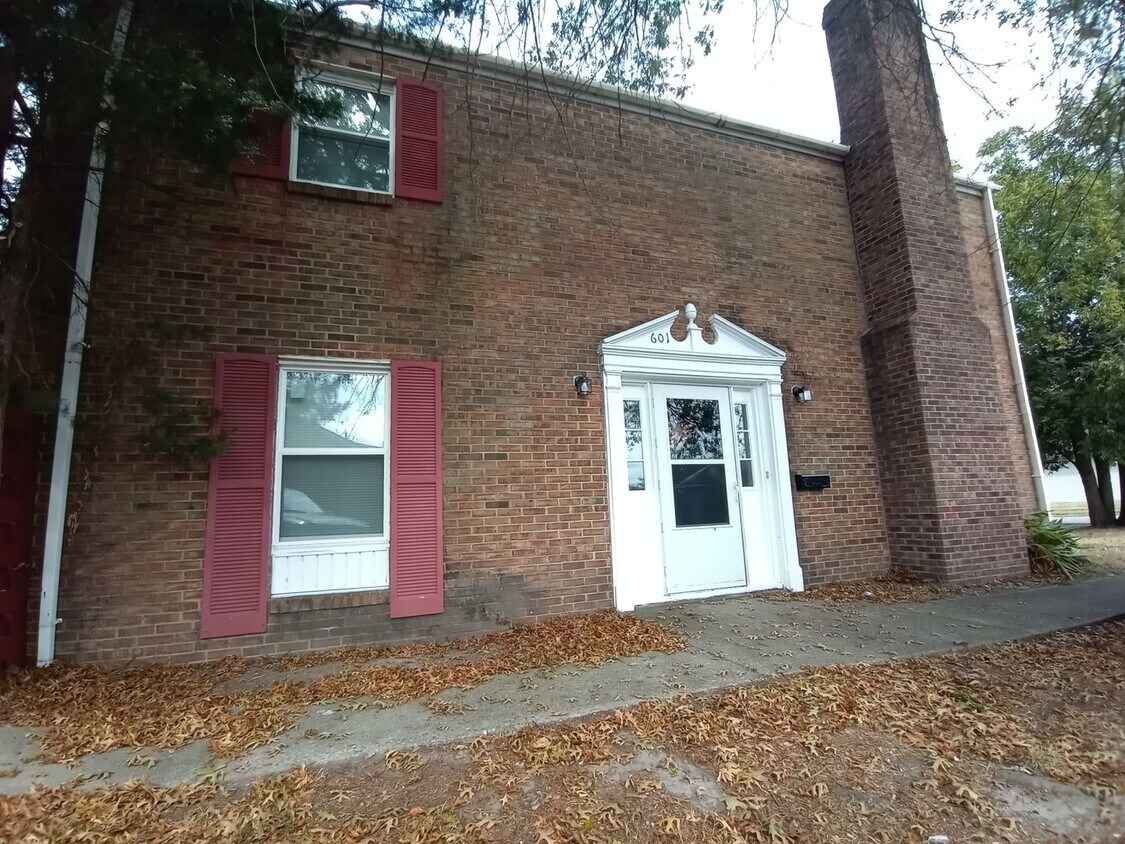 Foto principal - Three bedroom two and one half bath end unit townhome