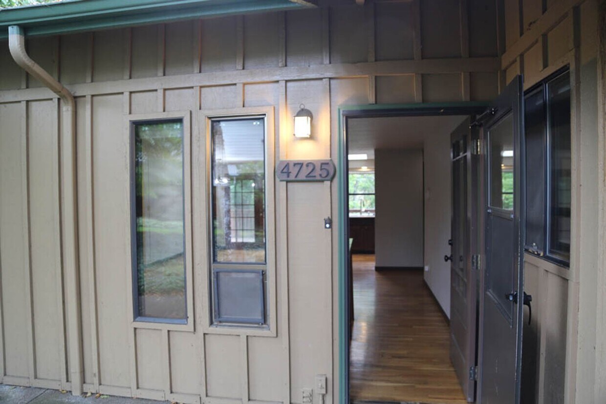 Foto principal - 4 bed 3 bath home, Lease through June 2026