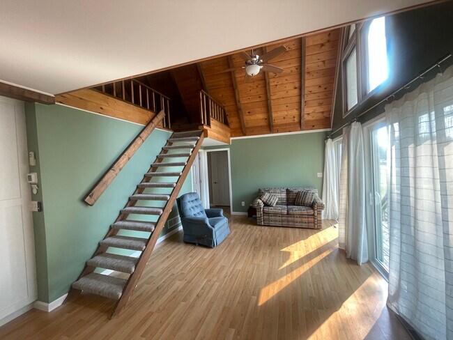 Sala de estar / Escaleras del altillo - 622 N Shore Dr