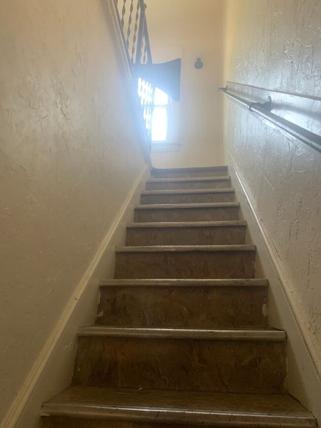Foto del edificio - East End York City-3rd Floor Studio Apartment