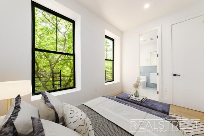 Foto del edificio - Brand New 3 Bed 3 Bath in Bed Stuy Brownst...