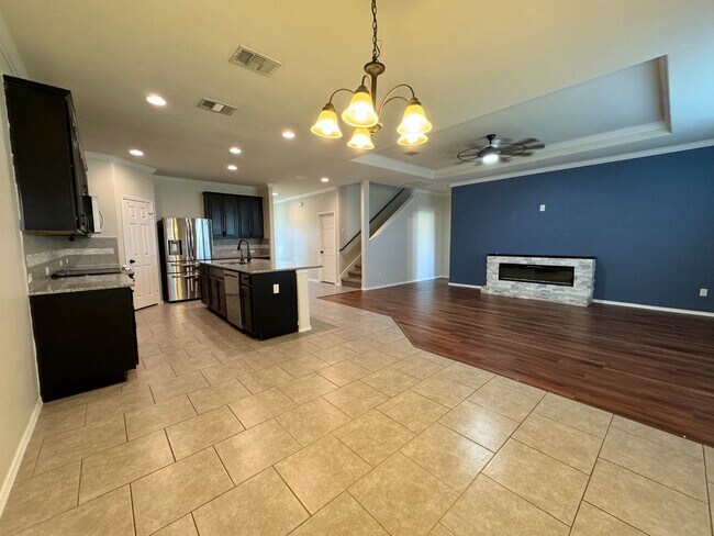 Building Photo - AVAILABLE NOW!