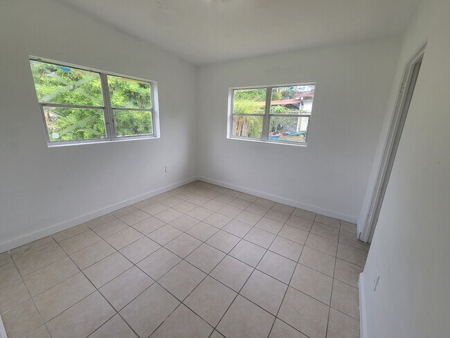 Foto del edificio - 4505 Lake Lawne Ave