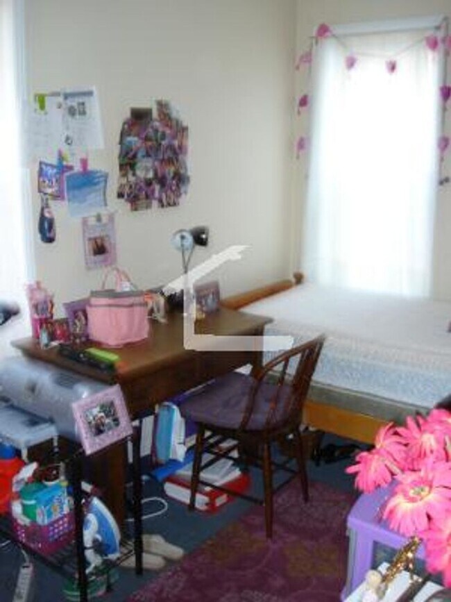 Building Photo - No Brokers Fee, Convenient Location, Laundry on a Site, Hot Water Included