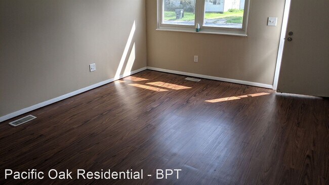 Building Photo - 3 br, 1.5 bath House - 9885 Green Dr