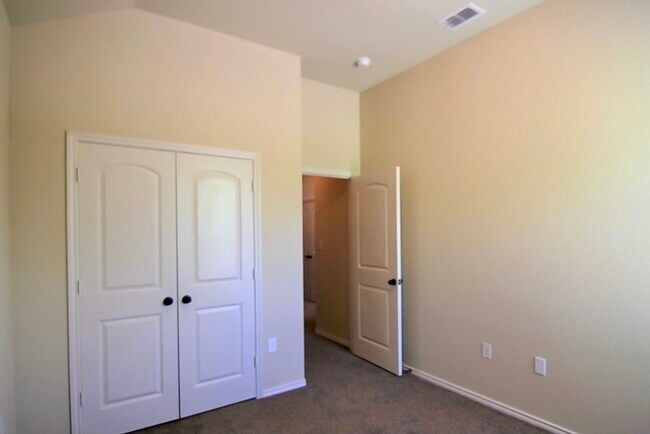 Building Photo - 606 Creekside Cir