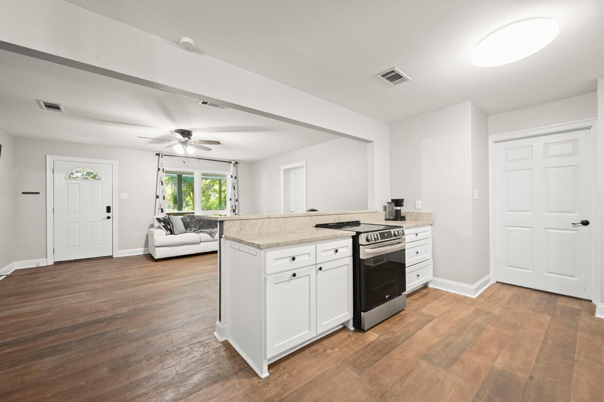 Foto principal - 23705 Walker South Rd