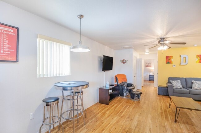 Building Photo - 800 Sherwood Dr