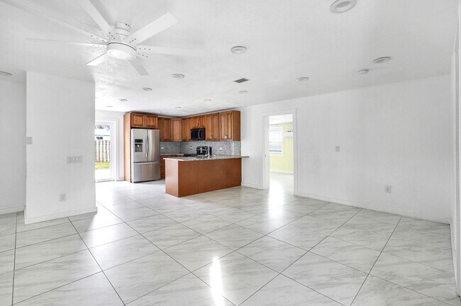 Building Photo - 4389 Bellewood St
