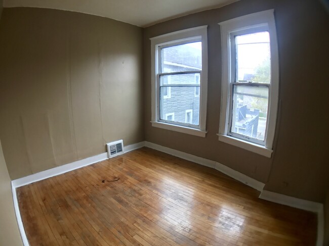 Foto del edificio - Amazing 4bdrm Upper Unit in Milwaukee