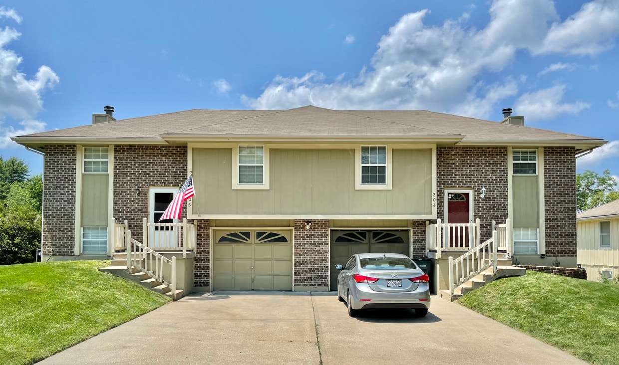 204 Right Side - 204 SE Greystone Dr