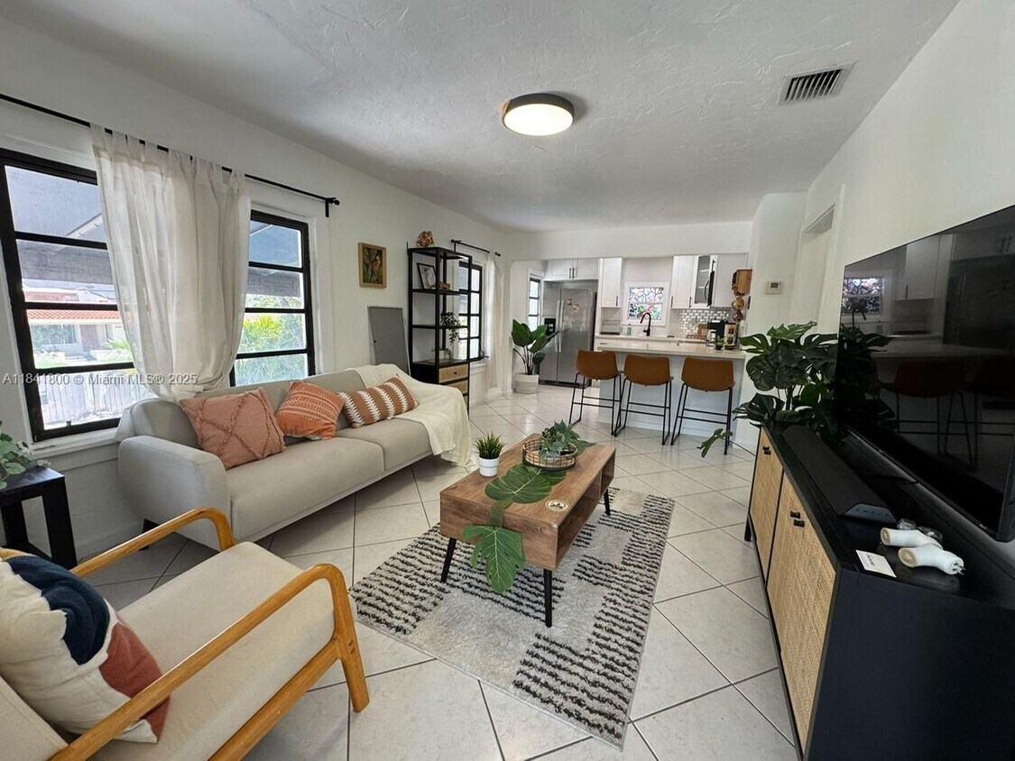 Foto principal - 3901 SW 6th St