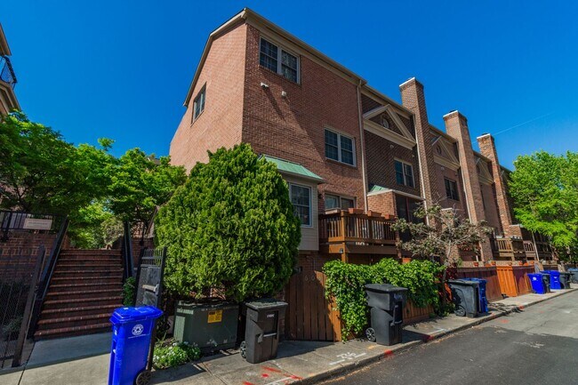 Building Photo - Beautiful 3 Bedroom 3/2 Bath Brick End Uni...
