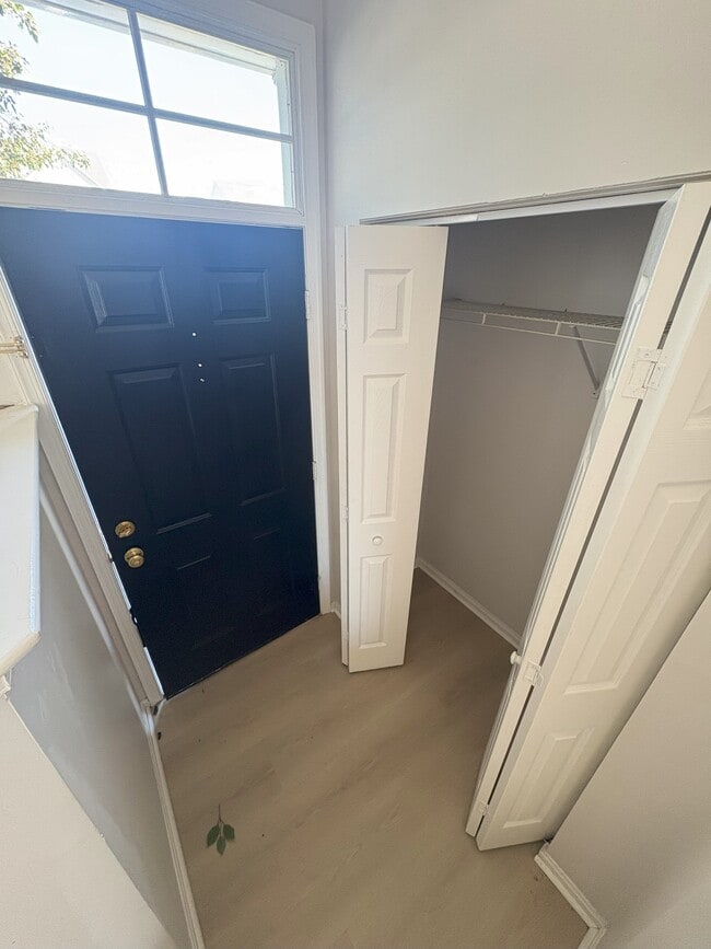 Building Photo - 17 Versailles Ct